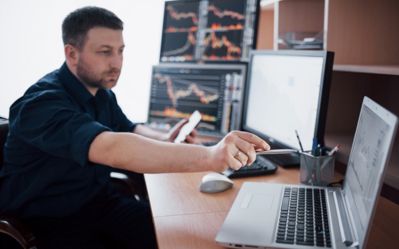corredor-bolsa-camisa-trabajando-sala-monitoreo-pantallas-concepto-grafico-bolsa-comercio-forex-finance-empresarios-que-negocian-acciones-linea (1)
