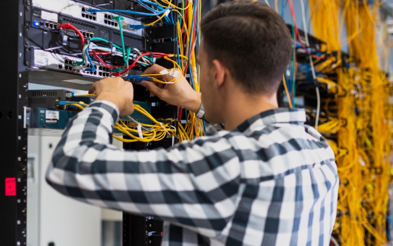 joven-trabajando-interruptor-ethernet (1)