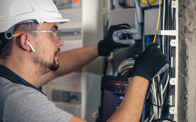 sirva-tecnico-electrico-que-trabaja-centralita-fusibles (4) (1)